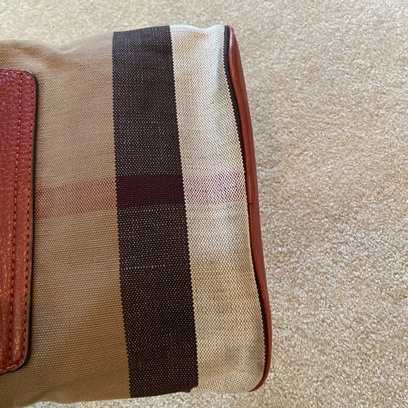 Authentic Burberry crossbody - Picture 7 of 12